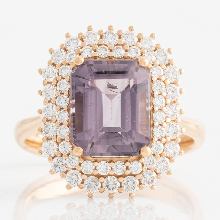 Ring, cocktailring med lila turmalin och briljantslipade diamanter.