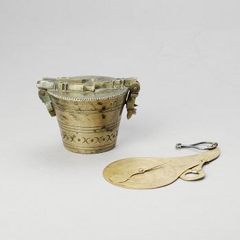 VIKTSATS samt BREVVÅG, mässing, 1700- samt 1800-tal.