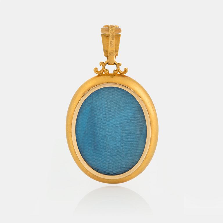 An 18K gold Möllenborg locket.