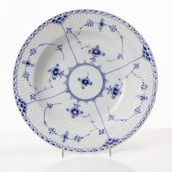Royal Copenhagen, Dinner service, 31 pieces, “Musselmalet Halvblonde”, Denmark.