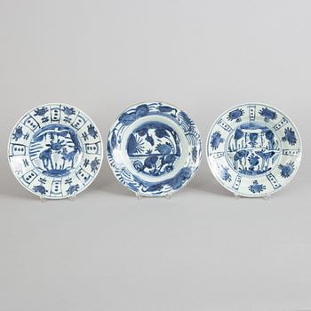 A set of three blue and white dishes, Ming dynasty (1572-1620).
