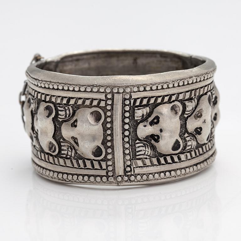 Armband "Björn", vitmetall. Kalevala Koru, Helsingfors.