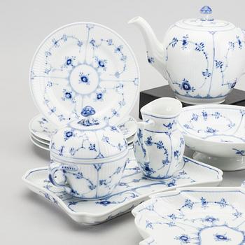 A DANISH PORCELAIN TEA SET, 22 pieces, "Musselmalet", Royal Copenhagen.