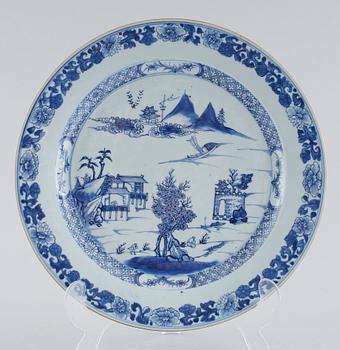 A pair of blue and white serving dishes, Qianlong (1736- 1795).