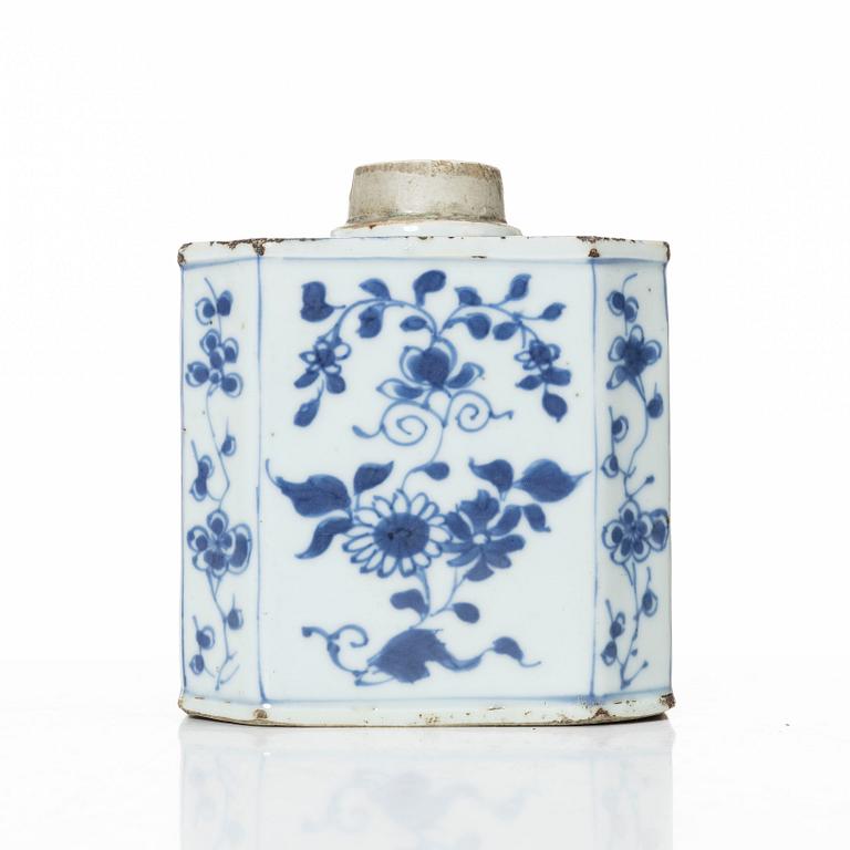 A blue and white tea caddy, Qing dynasty, Kangxi (1662-1722).