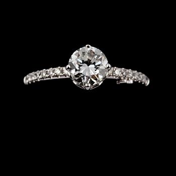RING, 18k vitguld med briljantslipade diamanter,1.15 ct. Vikt 2.8 g.