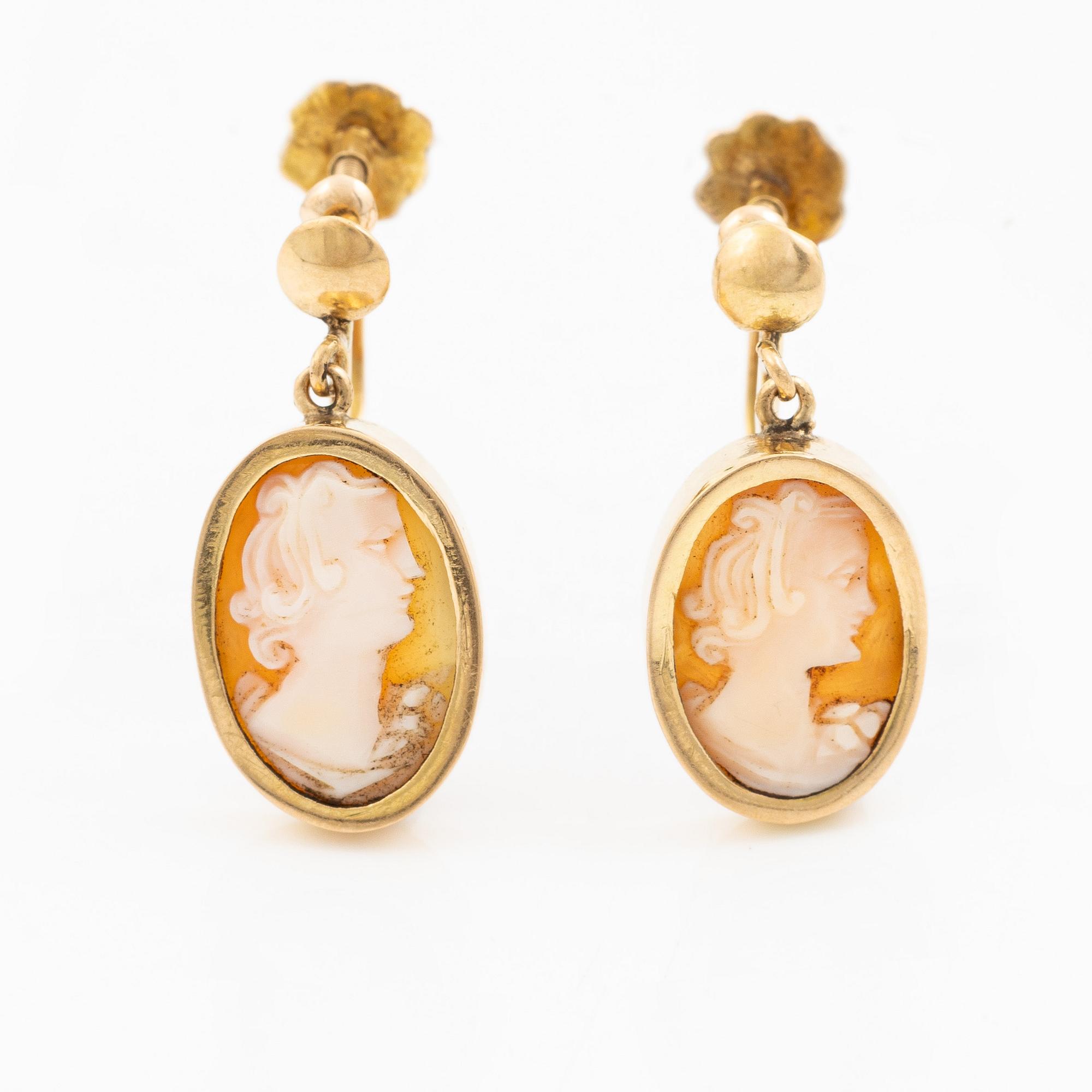 A pair of earrings in 18K gold with shell cameos.