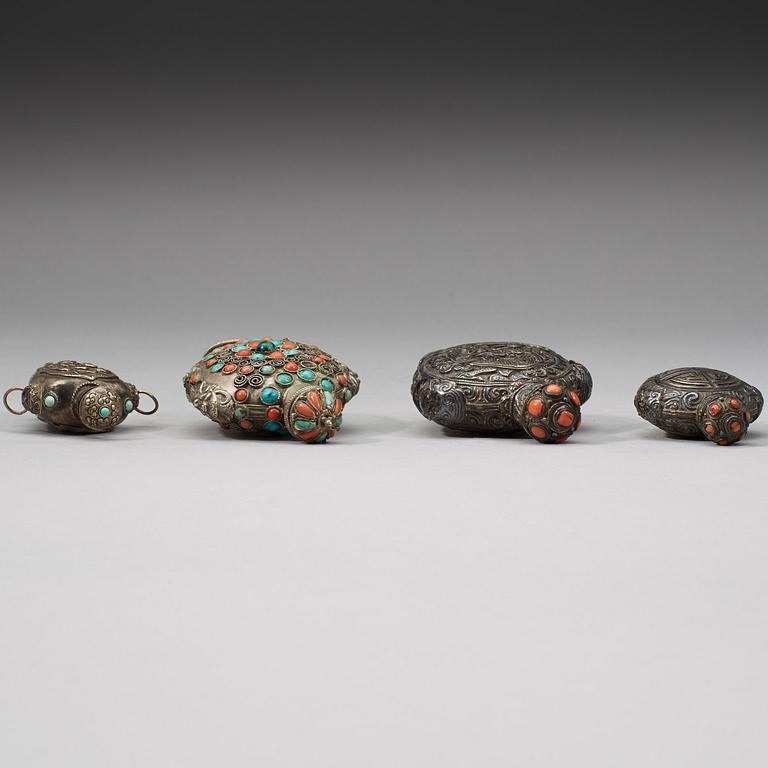 SNUSFLASKOR, fyra stycken, vitmetall samt låghaltigt silver. Tibet, 1800-tal.