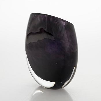 Kerttu Nurminen, vas, signerad K. Nurminen Nuutajärvi.