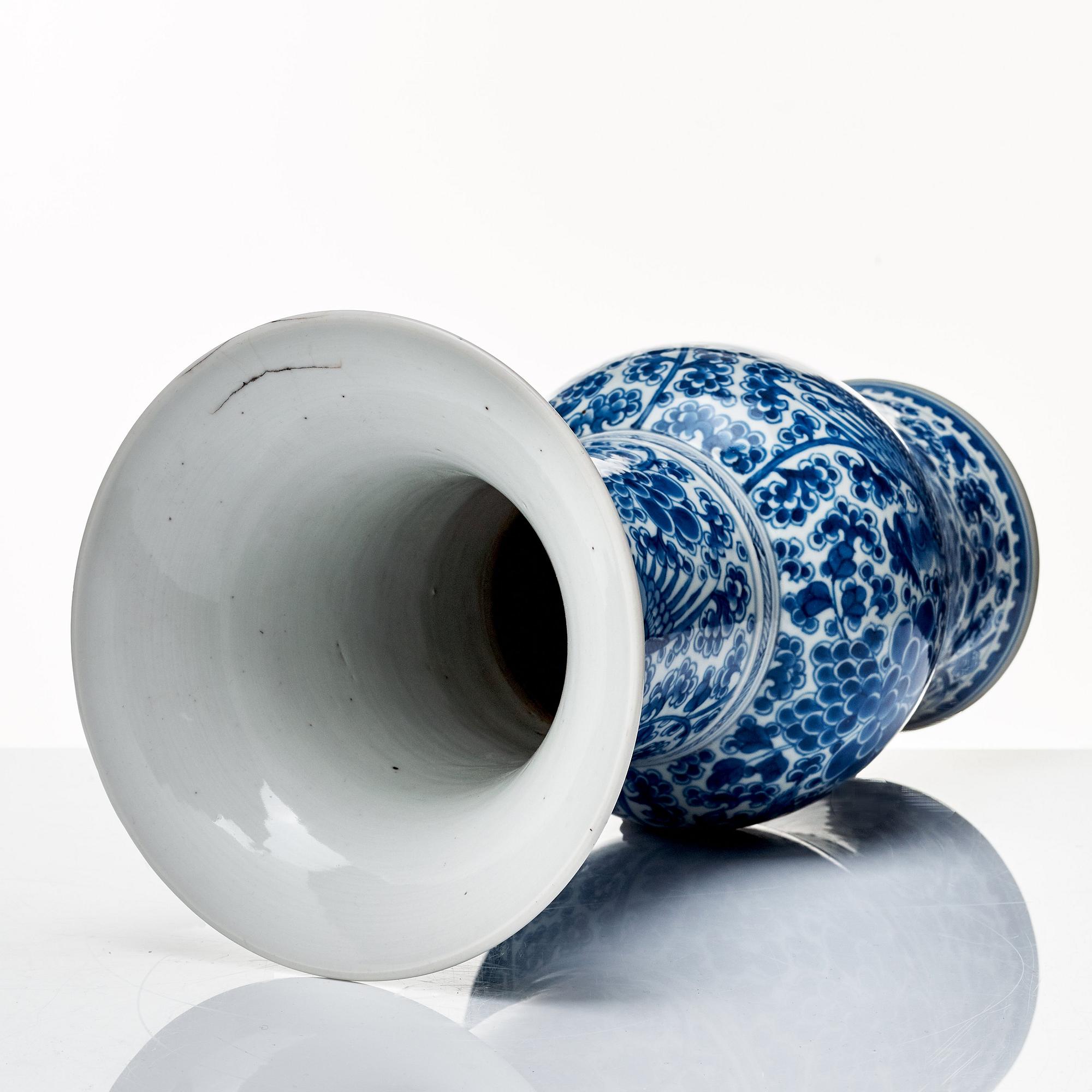 A blue and white vase, Qing dynasty, 18th Century.