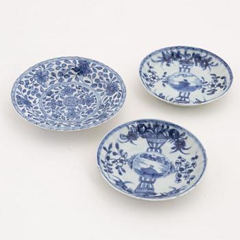 A pair of blue and white cups with saucers, three cups and a saucer, Qing dynasty, Kangxi (1662-1722).