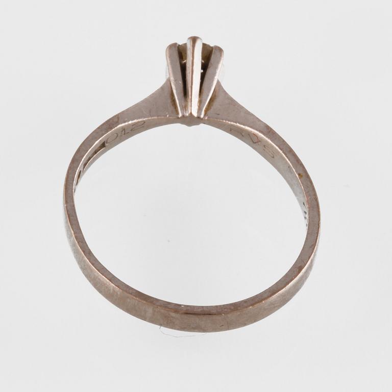 RING, 18K vitguld med briljantslipad diamant 0.12 ct, Jarl Sandin, Göteborg, 1975. Vikt 2,6 gram.