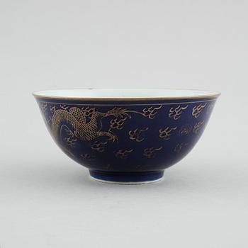 A porcelain powder blue bowl, China, 19th century.