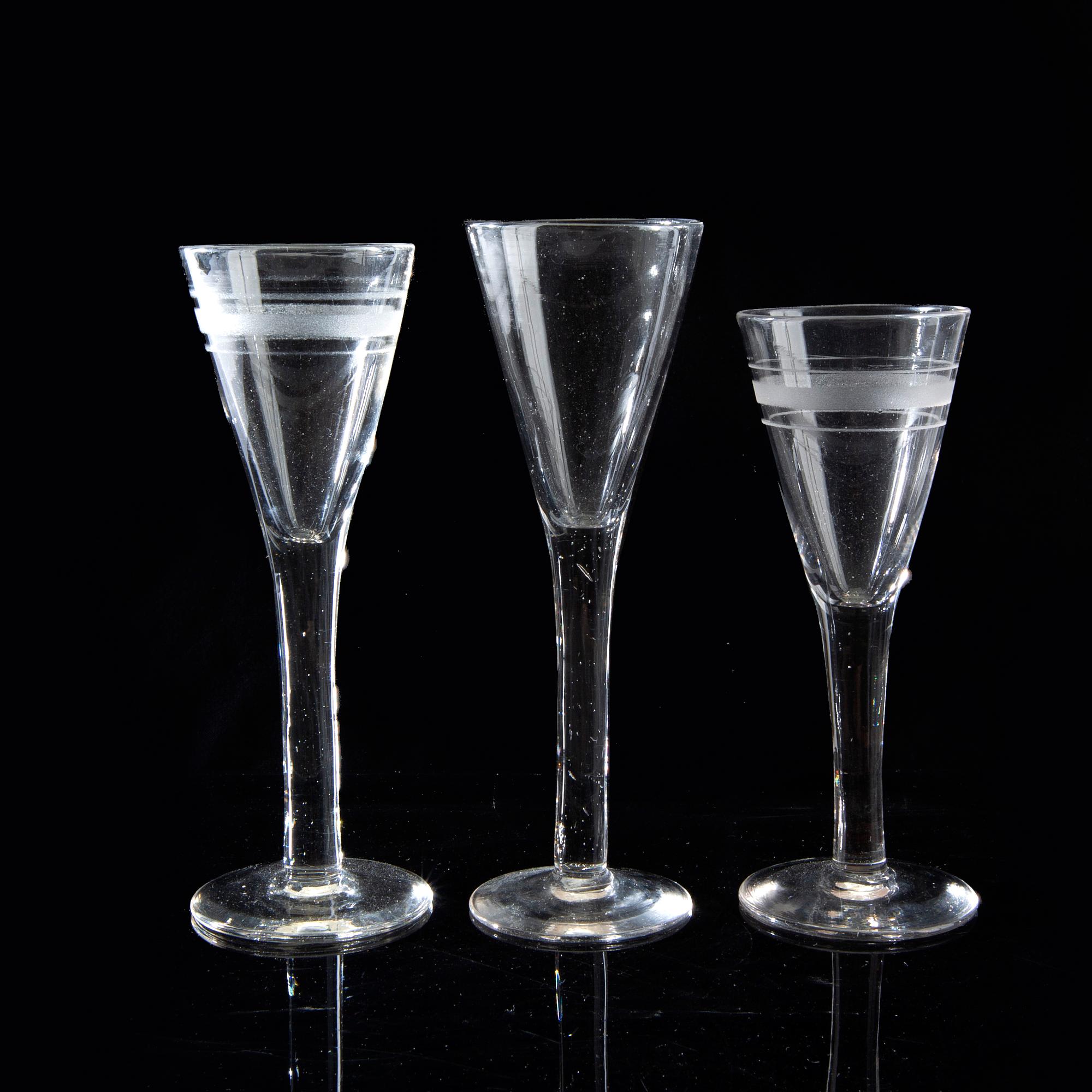 Snaspflaskor samt glas 7+11 st 1900-talets början.