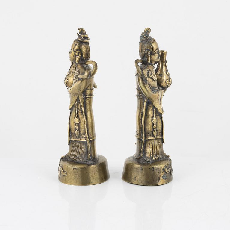 A pair of brass joss stick holders/vases, late Qing dynasty/around 1900.