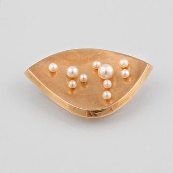 BROSCH, 18K guld med 10 odlade pärlor, Guldvaruhuset, Stockholm, 1961. Vikt 7,5 gram.
