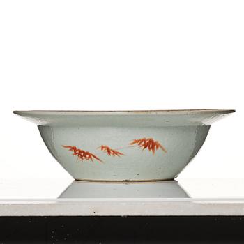 A large famille rose basin, Qing dynasty, 19th Century.