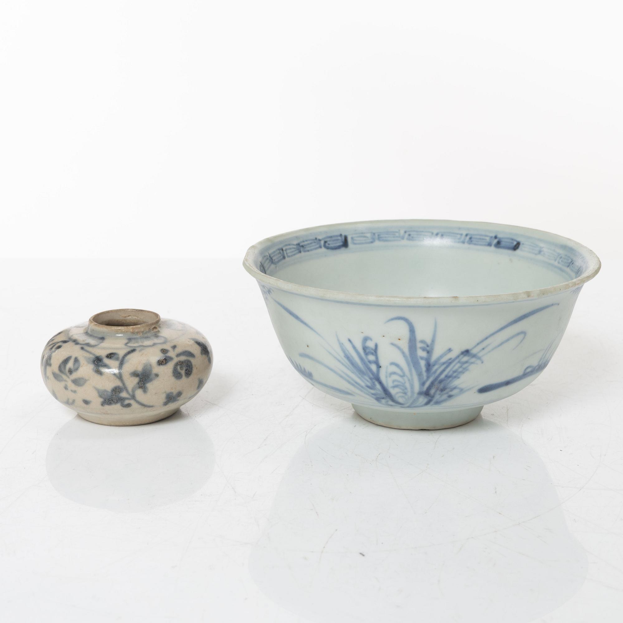 A Chinese blue and white porcelan bowl and a small vase, Ming dynasty (1368-1644).