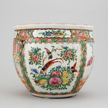 A famille rose canton basin, Qing dynasty, late 19th century.