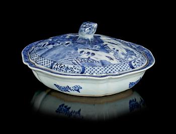 KAROTT MED LOCK, porslin. Kina, 1700/1800-tal.