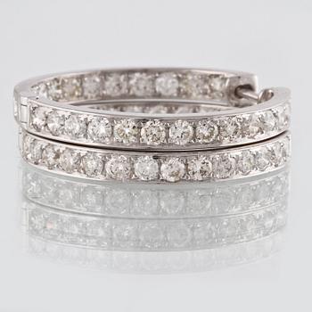 ÖRHÄNGEN, 18K vitguld med 52 briljantslipade diamanter ca 2,6 ct. Vikt 11,3 gram.