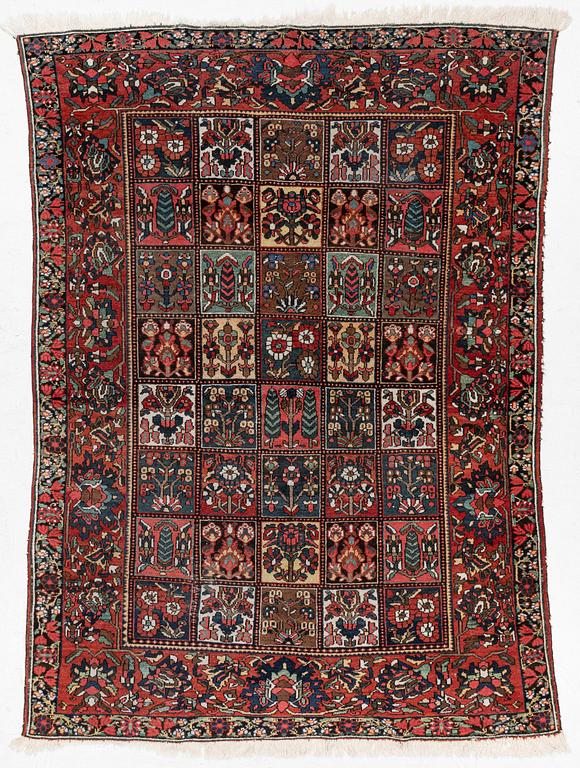 A Chahâr Mahal Bakhtiar carpet, semi-antique, c. 290 x 210 cm.
