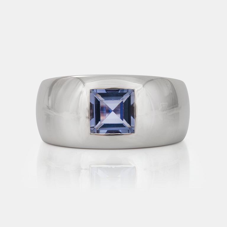 RING, Chaumet, med iolit.