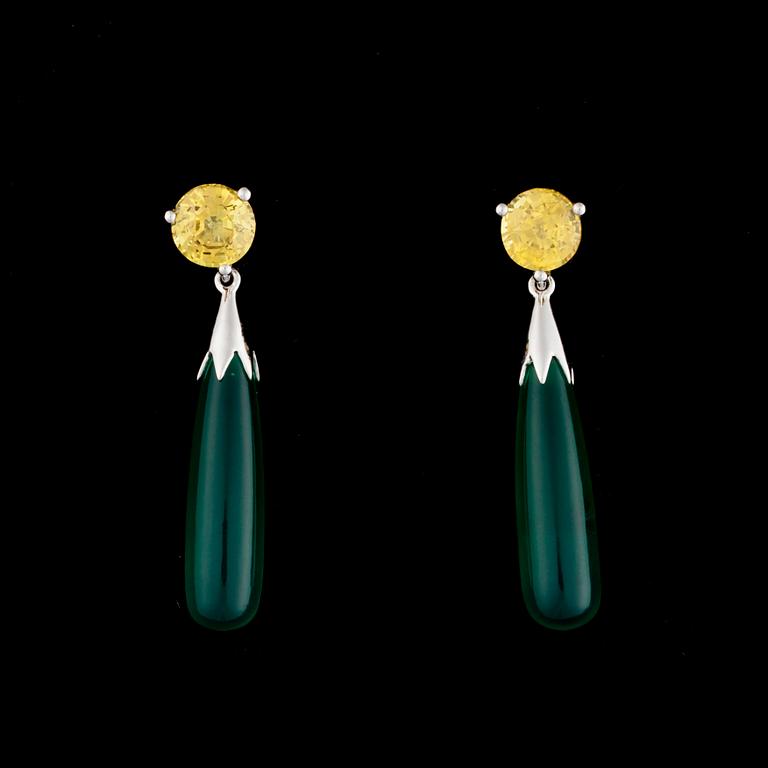 ÖRHÄNGEN, 14K vitguld, safirer, kalcedoner. Vikt ca 2,6 g.