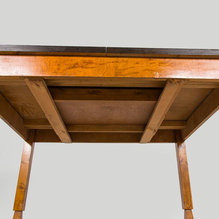 A 1920s/30s century dining table and set of 6 + 2 chairs.