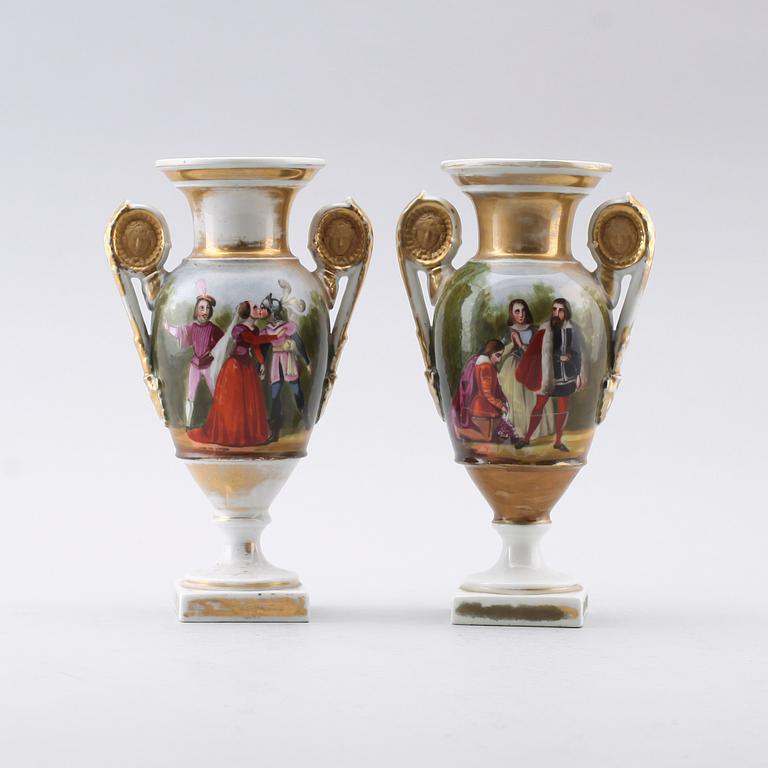 VASER, 1 par, porslin, empire, 1800-talets första hälft.