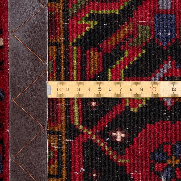 A carpet, Heriz/Gorovan, ca 287 x 205 cm.