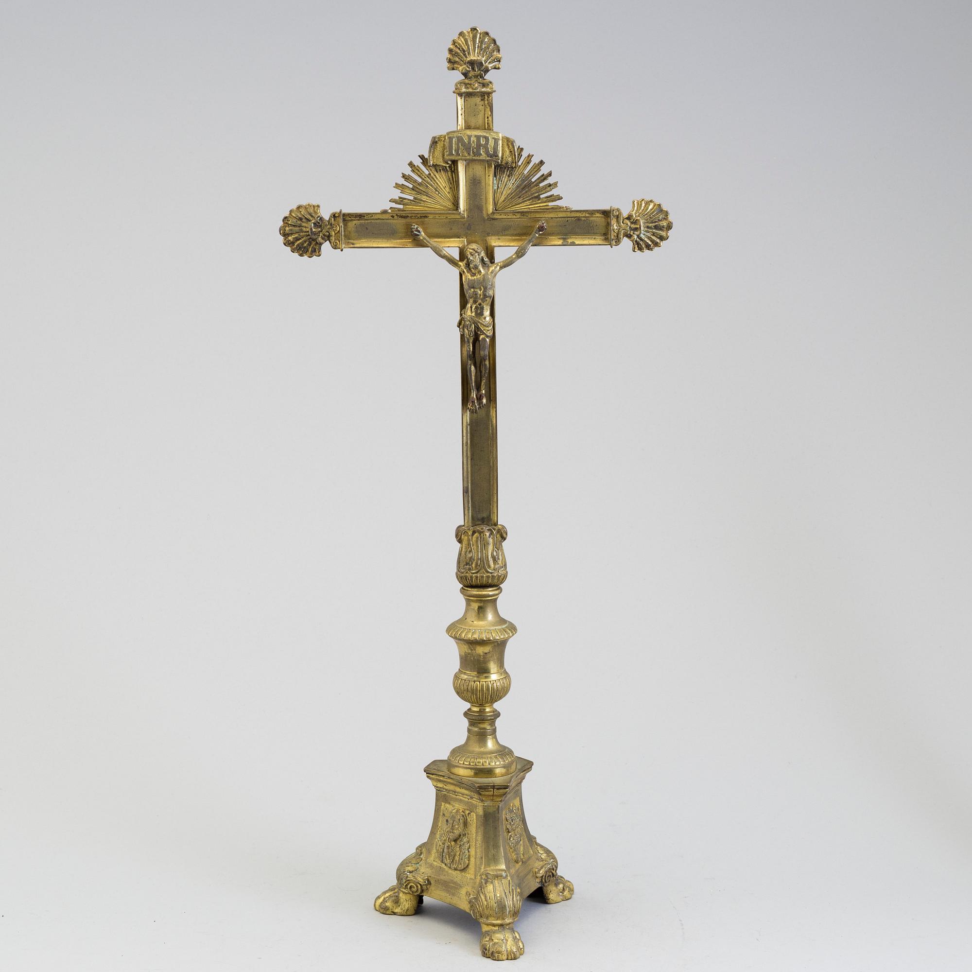 AN 18TH CENTURY BRONZE CRUCIFIX.