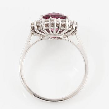 Ring, cluster ring, 18K white gold with pink garnet and brilliant-cut diamonds.