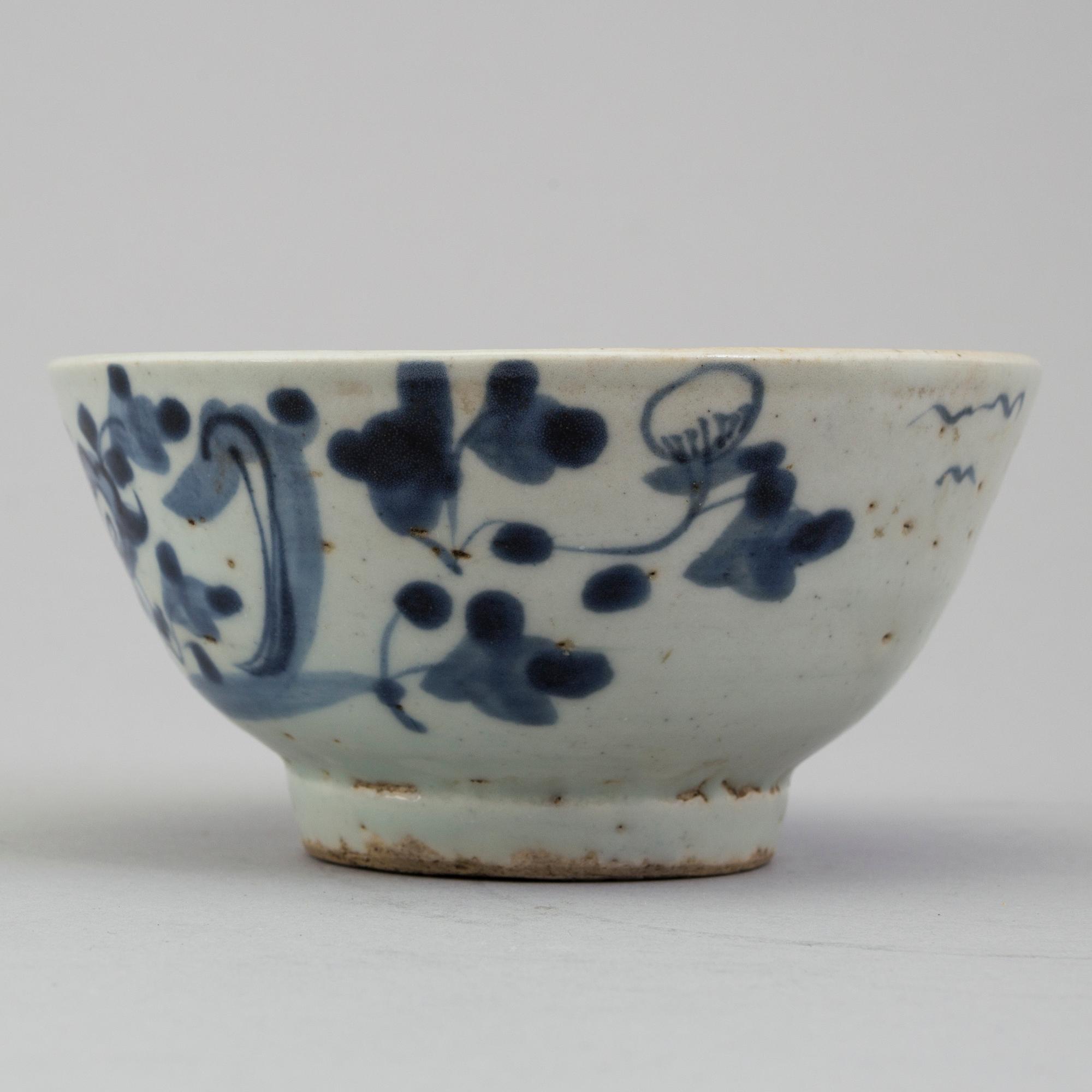 A CHINESE PORCELAIN BOWL AND FOUR PLATES, 18th/19th century.