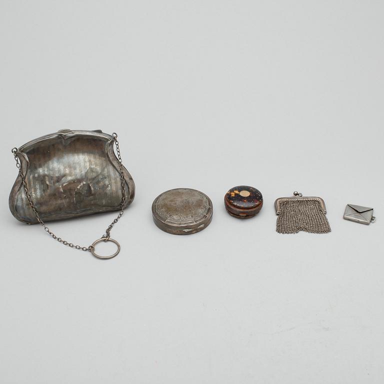 PARTI SILVER, 4 delar, samt PORTMONNÄ i sköldpadd, bla Chester, England, 1700-1800-tal. Total vikt ca 205 g.