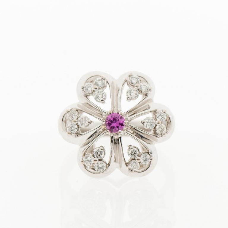 A RING, facetted ruby, brilliant cut diamonds, 14K white gold.