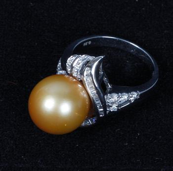 RING, 18k vitguld med briljanter, 0.38 ct enligt gravyr, och gul pärla. Tot 8 g.