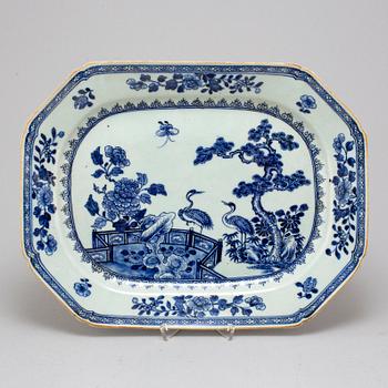 A blue and white export porcelain serving dish, Qing dynasty, Qianlong (1736-95).