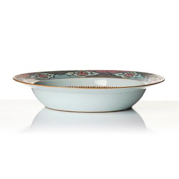A large famille rose basin, Qing dynasty, 18th century.