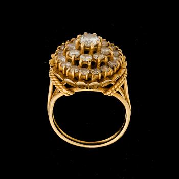 RING, 18 k guld med briljantslipade diamanter ca 2,00 ct. Vikt ca 10 g.