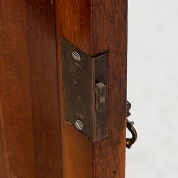 Vitrinskåp, omkring 1900.