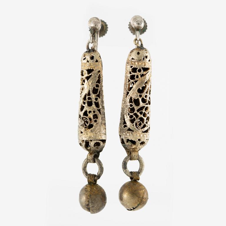 Necklace, along with two pairs of earrings, filigree work, brass-coloured metal.