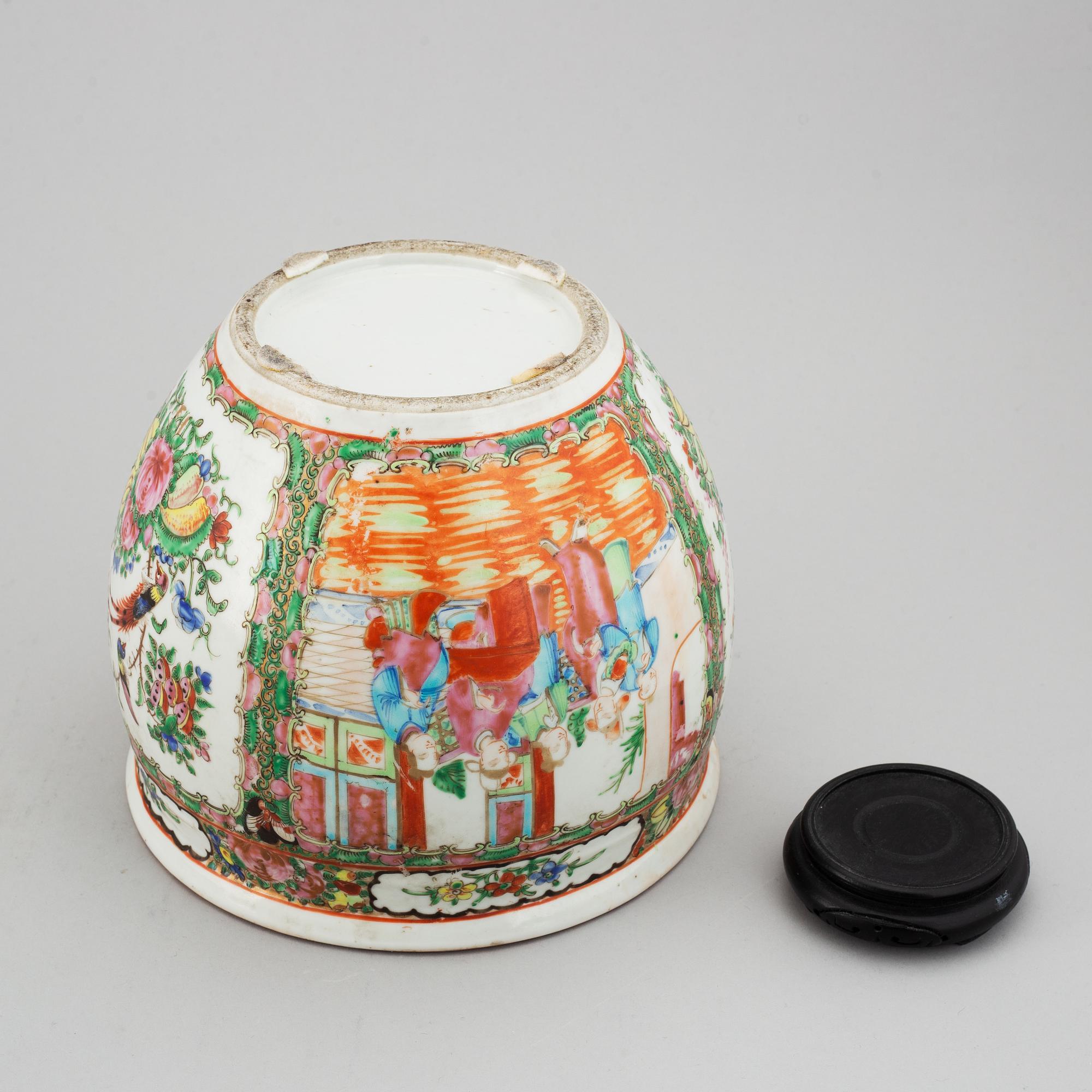 A famille rose canton basin, Qing dynasty, late 19th century.