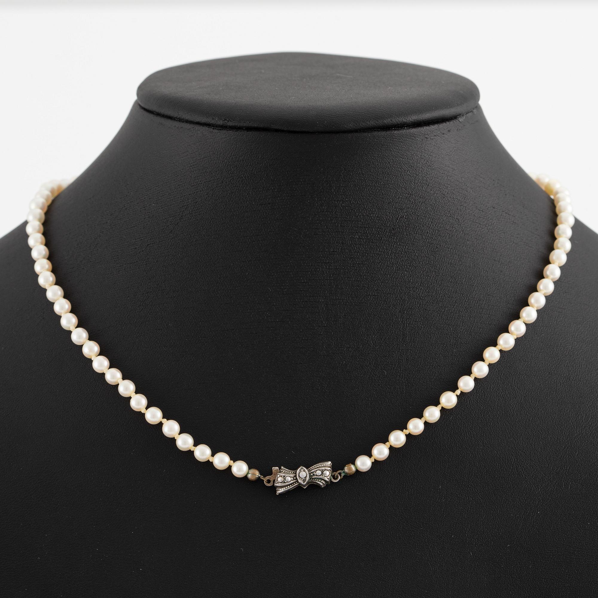 Pearl necklace, two cultured pearls, clasp silver.