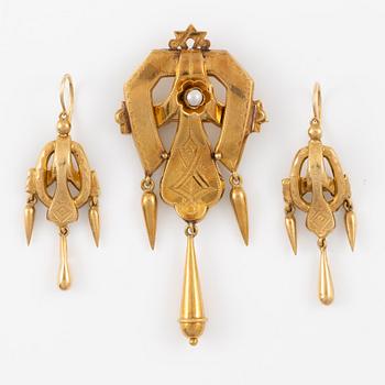 Brooch and a pair of earrings, 18K gold, late 19th century.