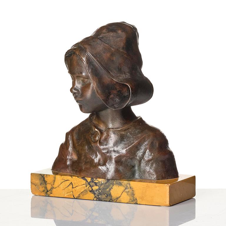 Girl with bonnet.