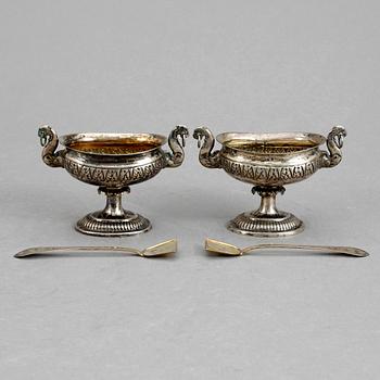 SALTKAR, ett par, silver, oidentifierade stämplar, Europa, sannolikt 1800-talets första hälft. Tot ca 89 gram.