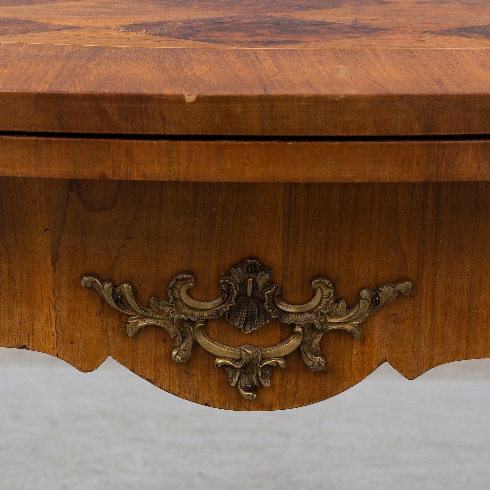A Rococo/Rococo-style game table.