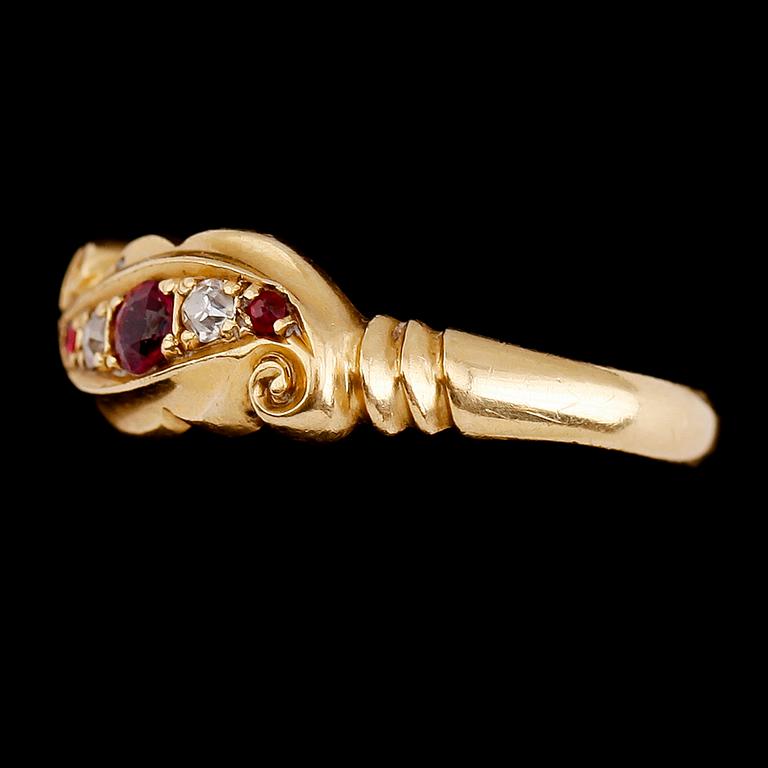 RING, 18 k guld, England 1909, med 3 röda stenar samt 2 små diamanter. Total vikt ca 2 gram.