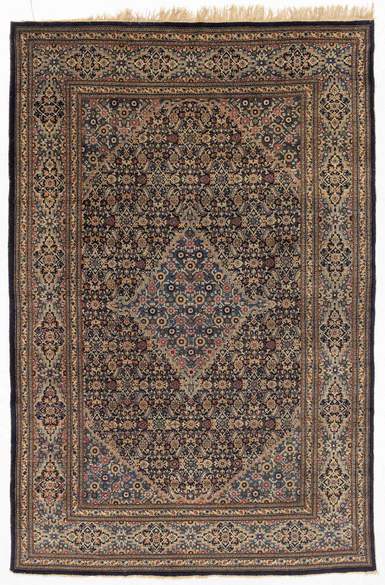 Matta, antik/semiantik Täbris. 
ca 312 x 208 cm.